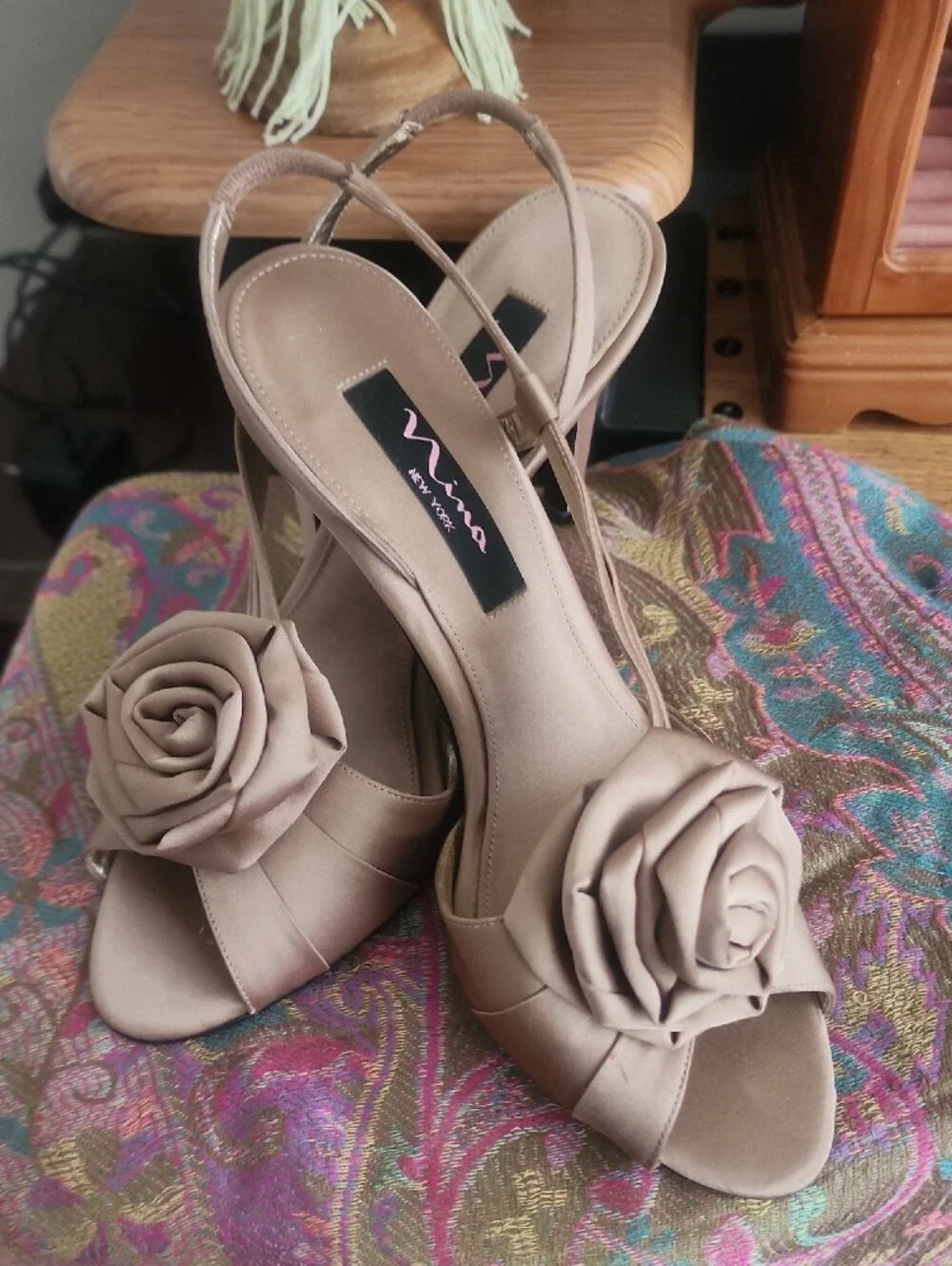 Nina NWOT Taupe Floral Satin Peep-Toe Heels